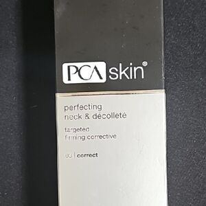 Perfecting Neck & Décolleté Cream - Black and White